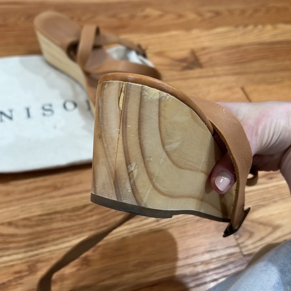 Nisolo Tan Leather Wedges - Picture 4 of 7